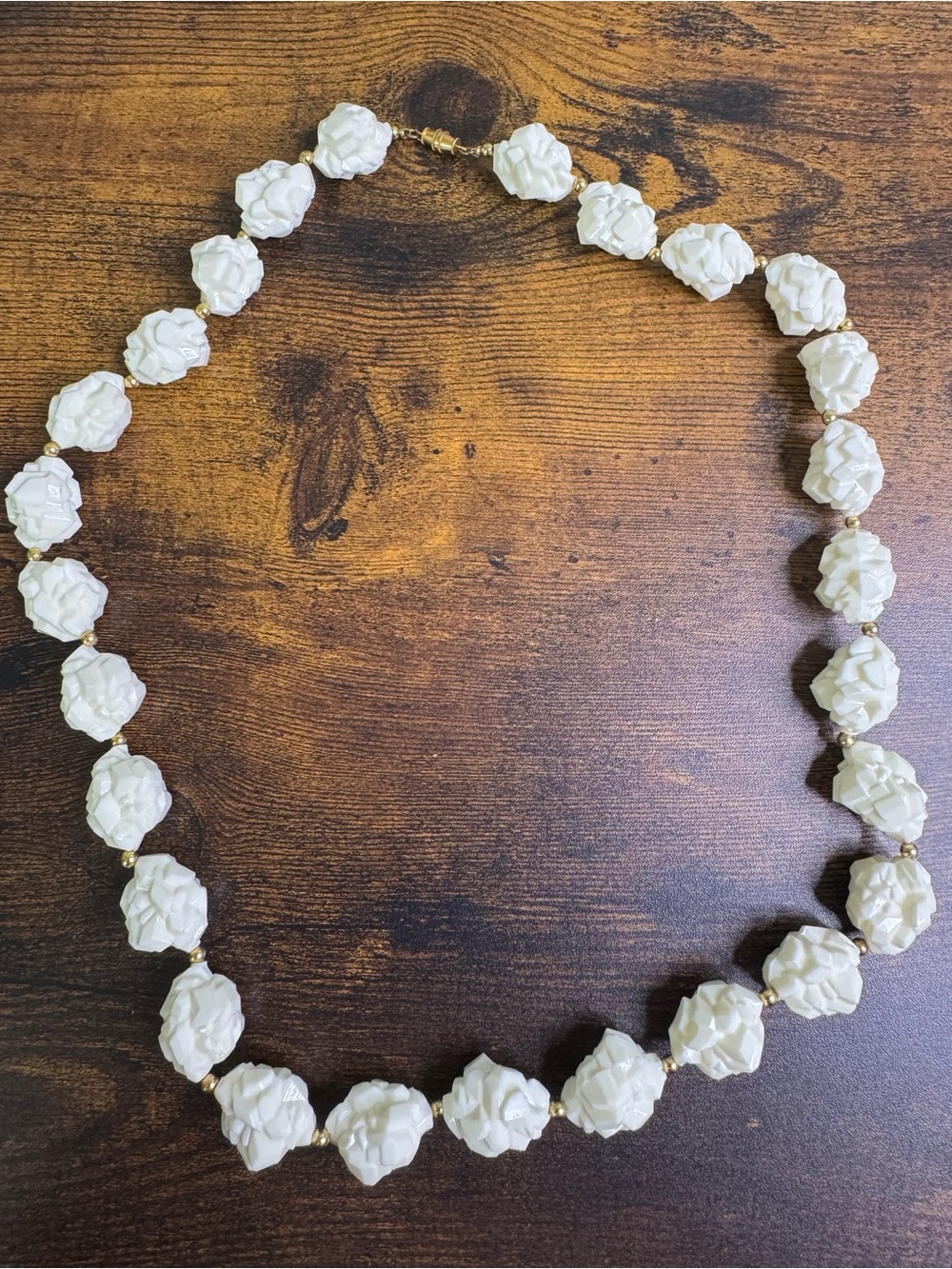 Vintage Cream Bead Necklace with Gold Accents - Rocks, Deco, Iconic - Picture 9 of 9